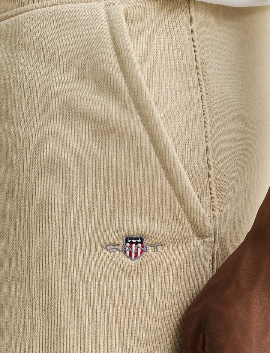 Gant - REG SHIELD SWEAT SHORTS - mjúkar stuttbuxur - oat beige - 3