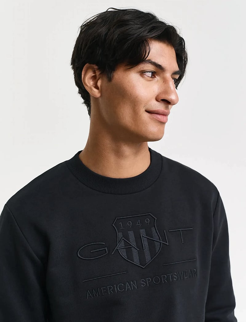 Gant - REG TONAL SHIELD C-NECK SWEAT - urlaubsfavoriten - black - 4