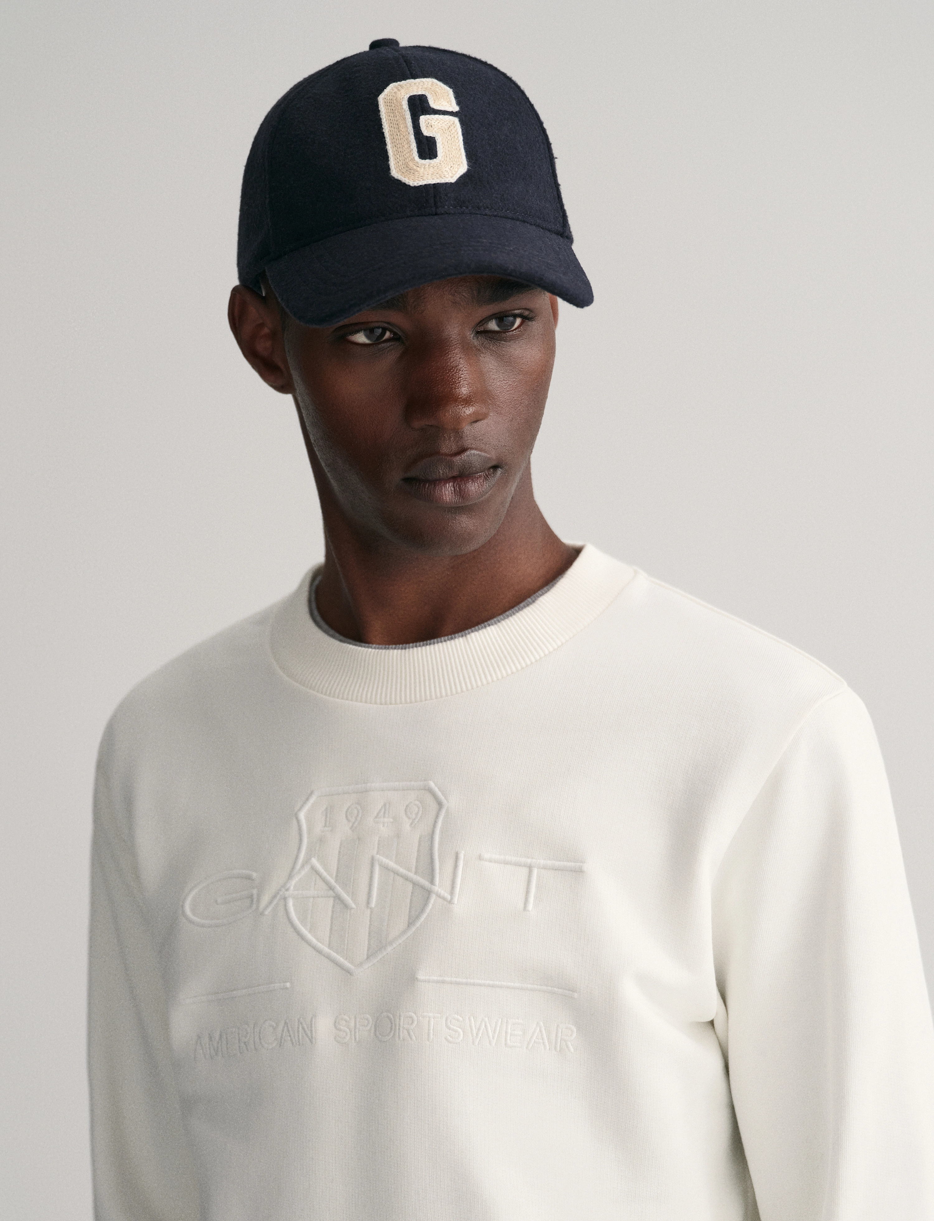 Gant - REG TONAL SHIELD C-NECK SWEAT - sweatshirts - eggshell - 4