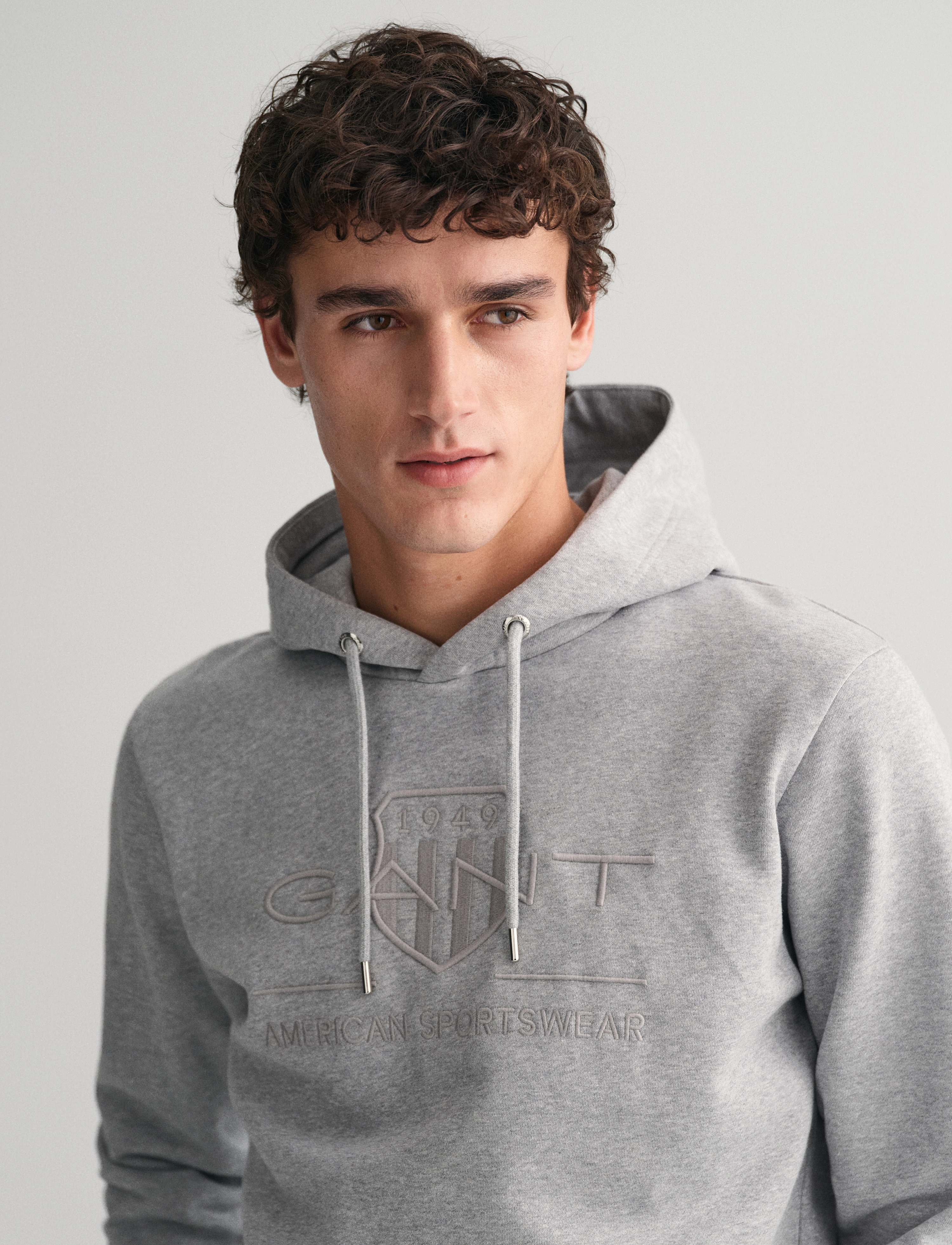 Gant - REG TONAL SHIELD HOODIE - kapuzenpullover - grey melange - 4