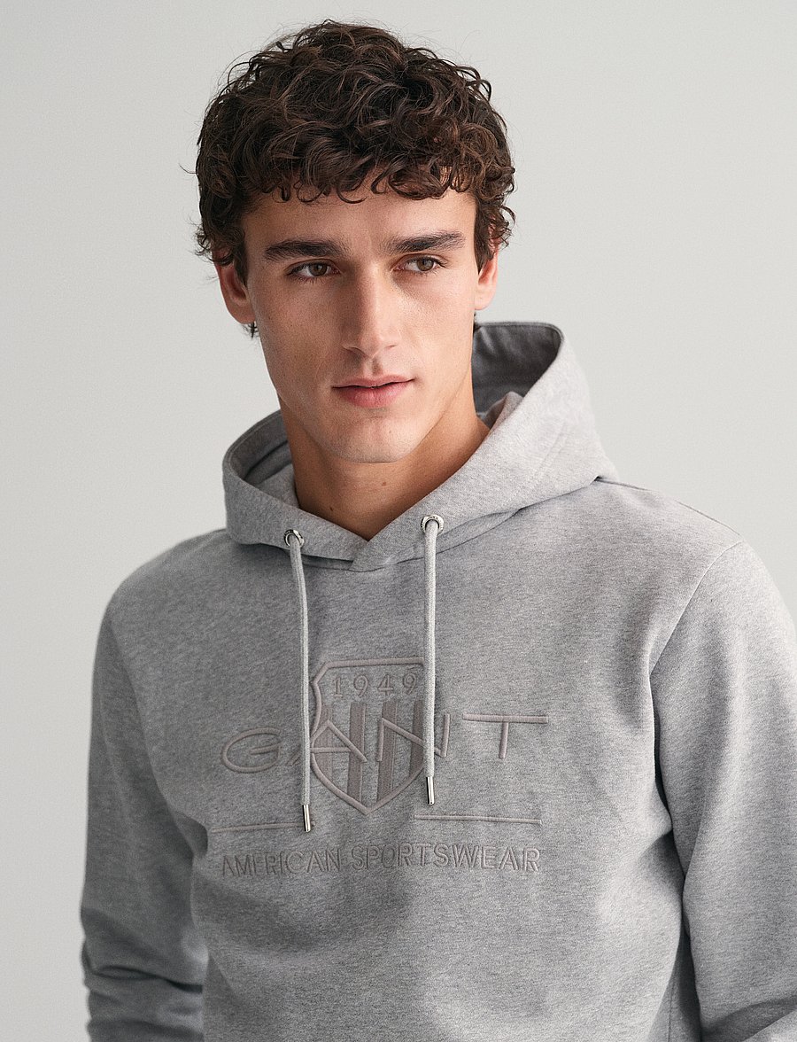 Gant - REG TONAL SHIELD HOODIE - kapuzenpullover - grey melange - 4