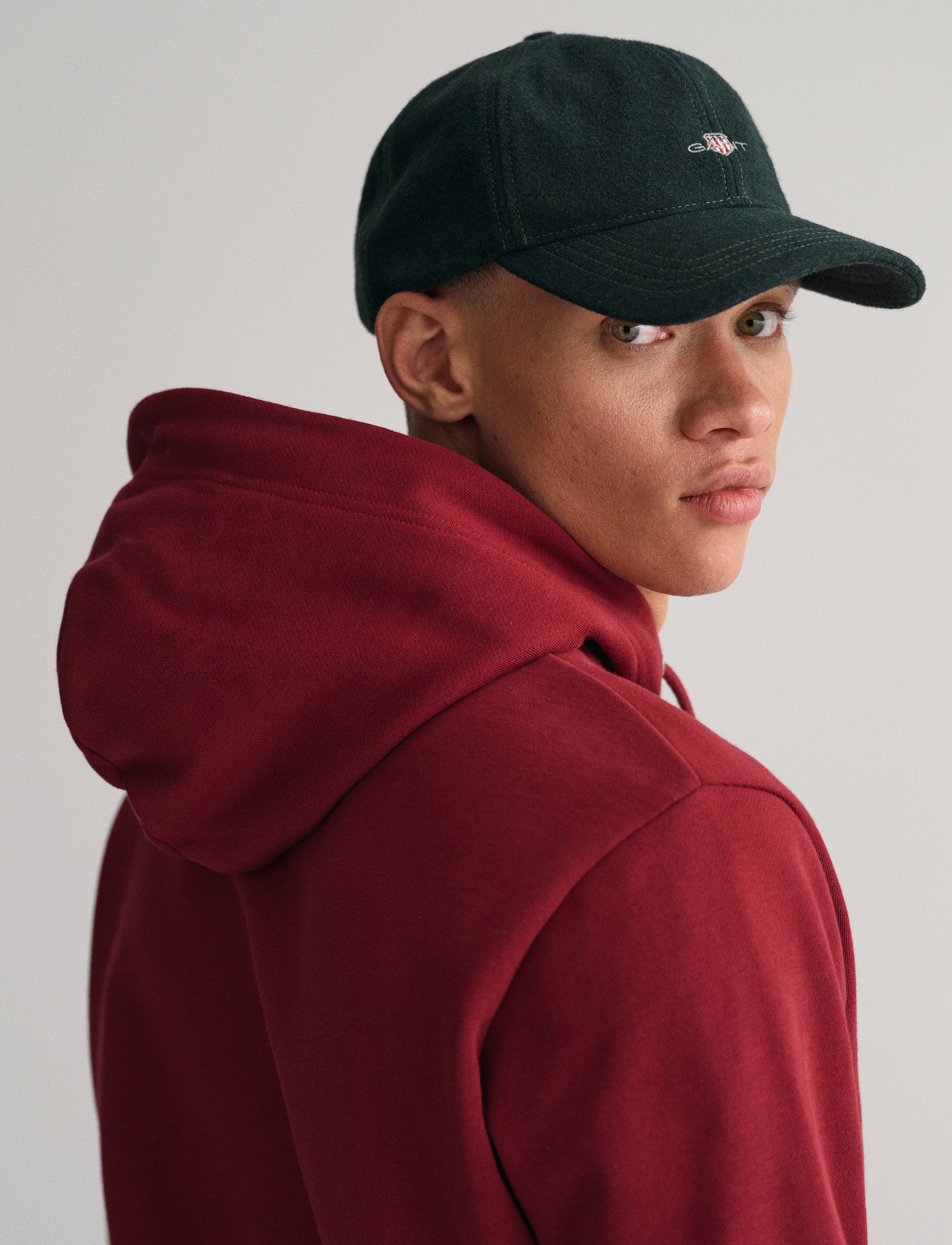 Gant - REG TONAL SHIELD HOODIE - hoodies - plumped red - 4