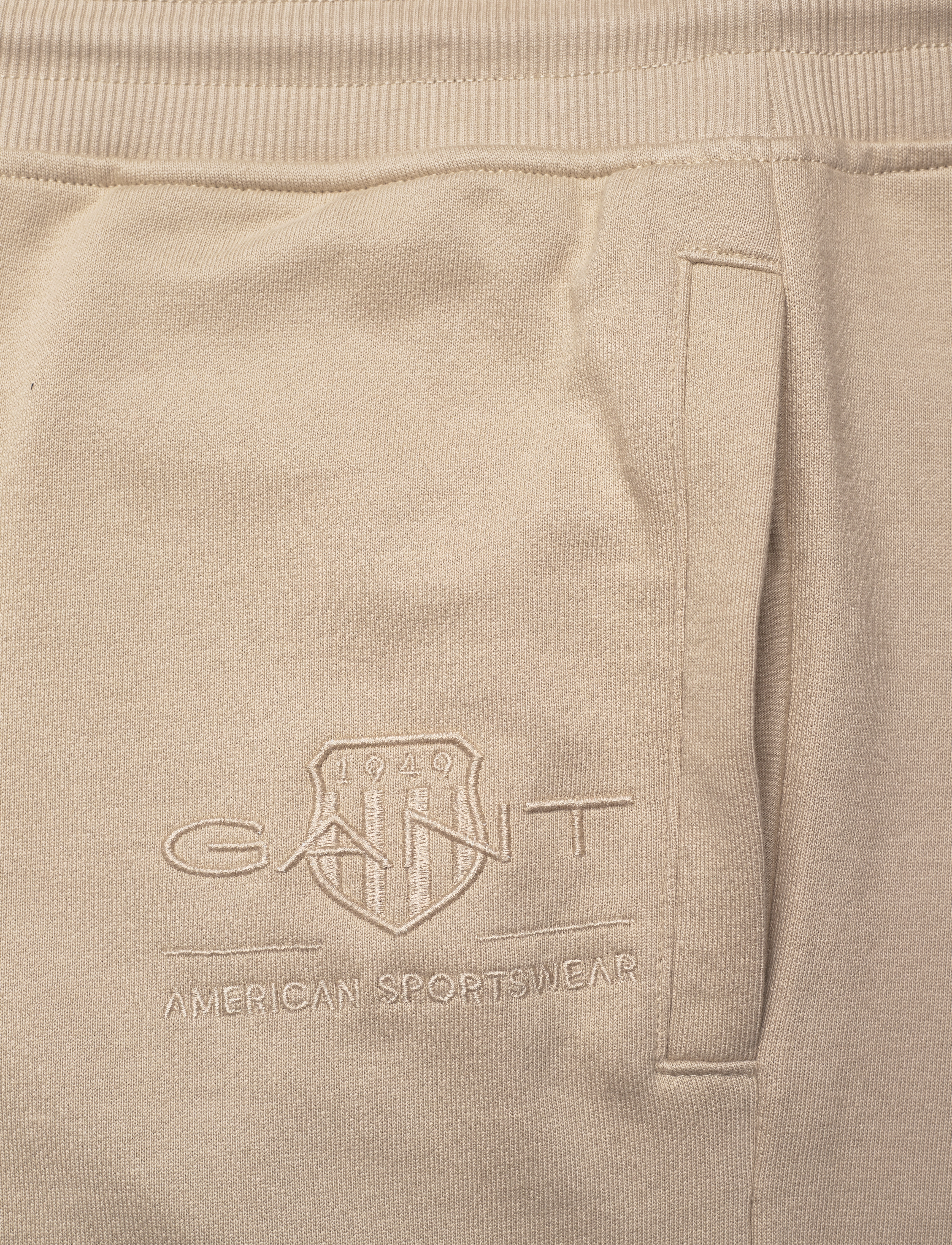 GANT - REG TONAL SHIELD SWEATPANTS - concrete beige - 2