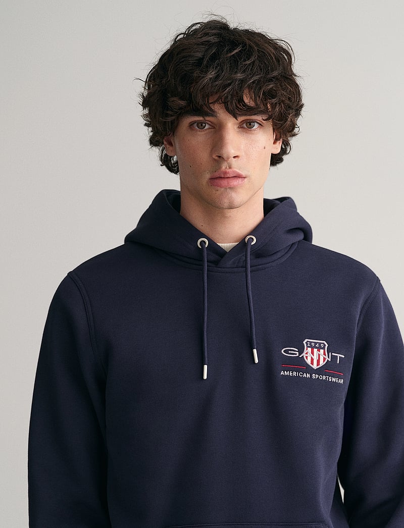 GANT - REG MEDIUM ARCHIVE SHIELD HOODIE - hættetrøjer - evening blue - 4