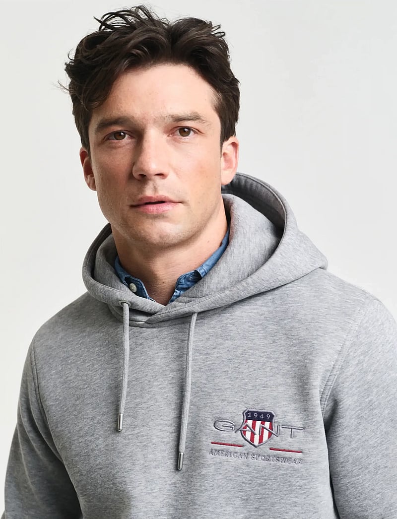 GANT - REG MEDIUM ARCHIVE SHIELD HOODIE - hættetrøjer - grey melange - 4