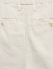 GANT - D1. TAILORED VOLUME SHORTS - chinos shorts - caulk white - 6