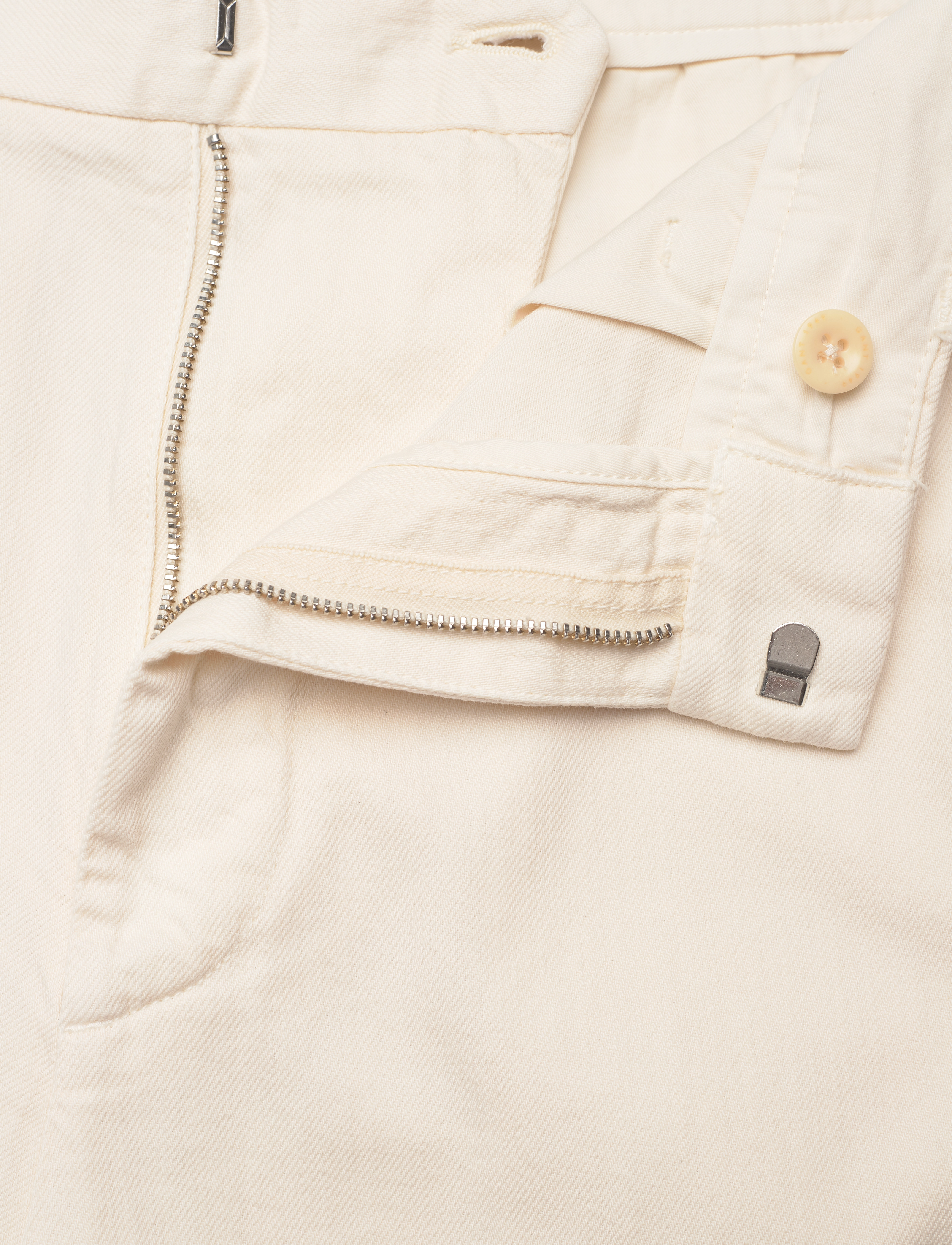 GANT - D1. TAILORED VOLUME SHORTS - caulk white - 3