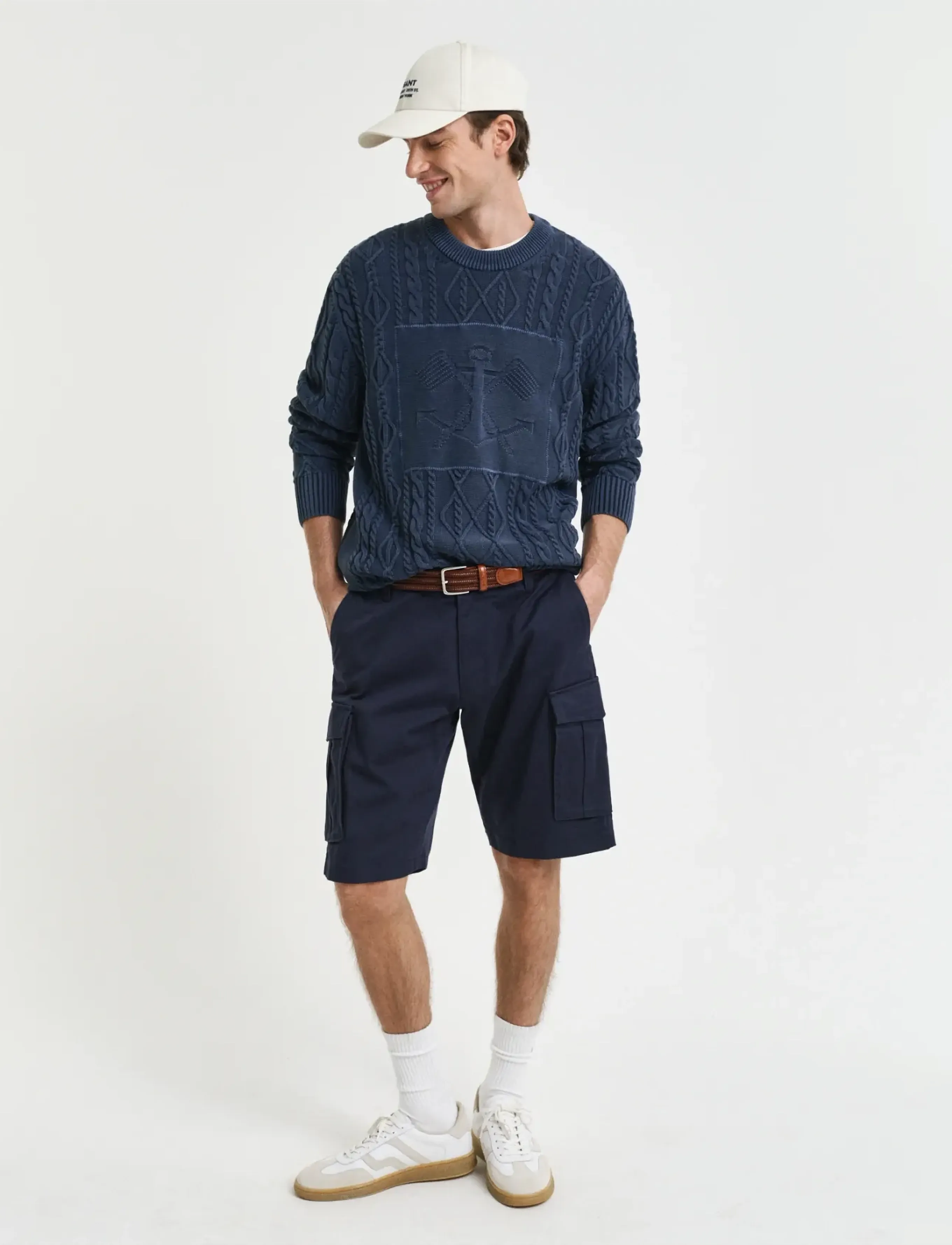 GANT RELAXED TWILL CARGO SHORTS - Shoppa efter stil - MARINE / navy