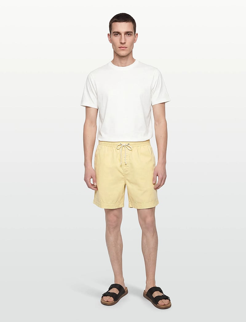 Gant - REG SUNFADED DS SHORTS - casual shorts - vanilla yellow - 0