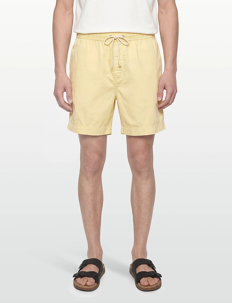 Gant - REG SUNFADED DS SHORTS - casual shorts - vanilla yellow - 3