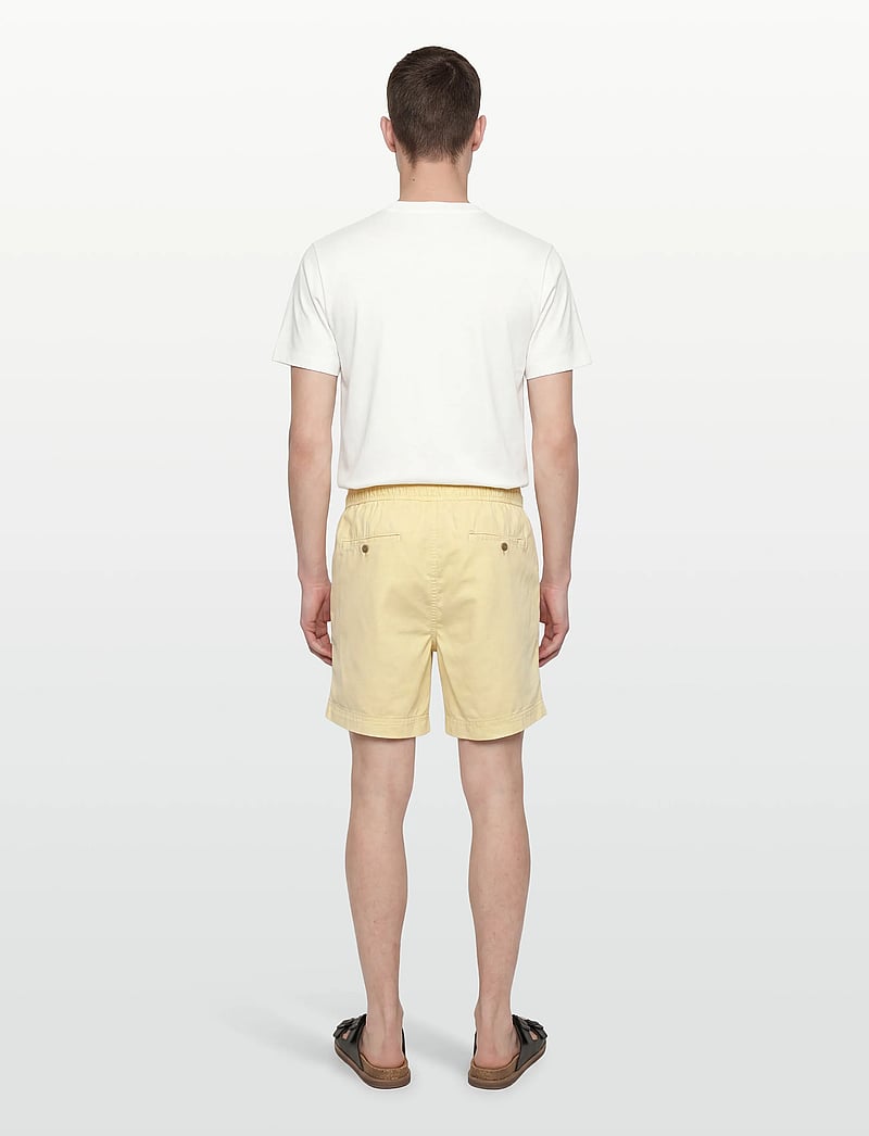 Gant - REG SUNFADED DS SHORTS - casual shorts - vanilla yellow - 4