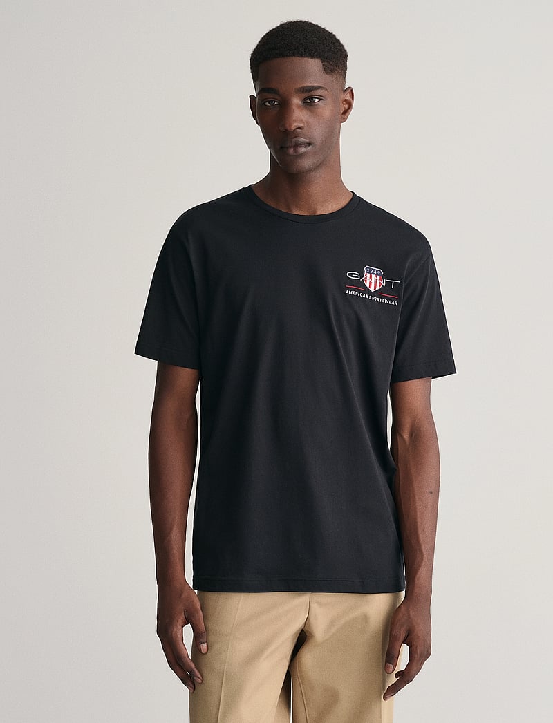 GANT - REG ARCHIVE SHIELD EMB SS T-SHIRT - kortärmade t-shirts - black - 0