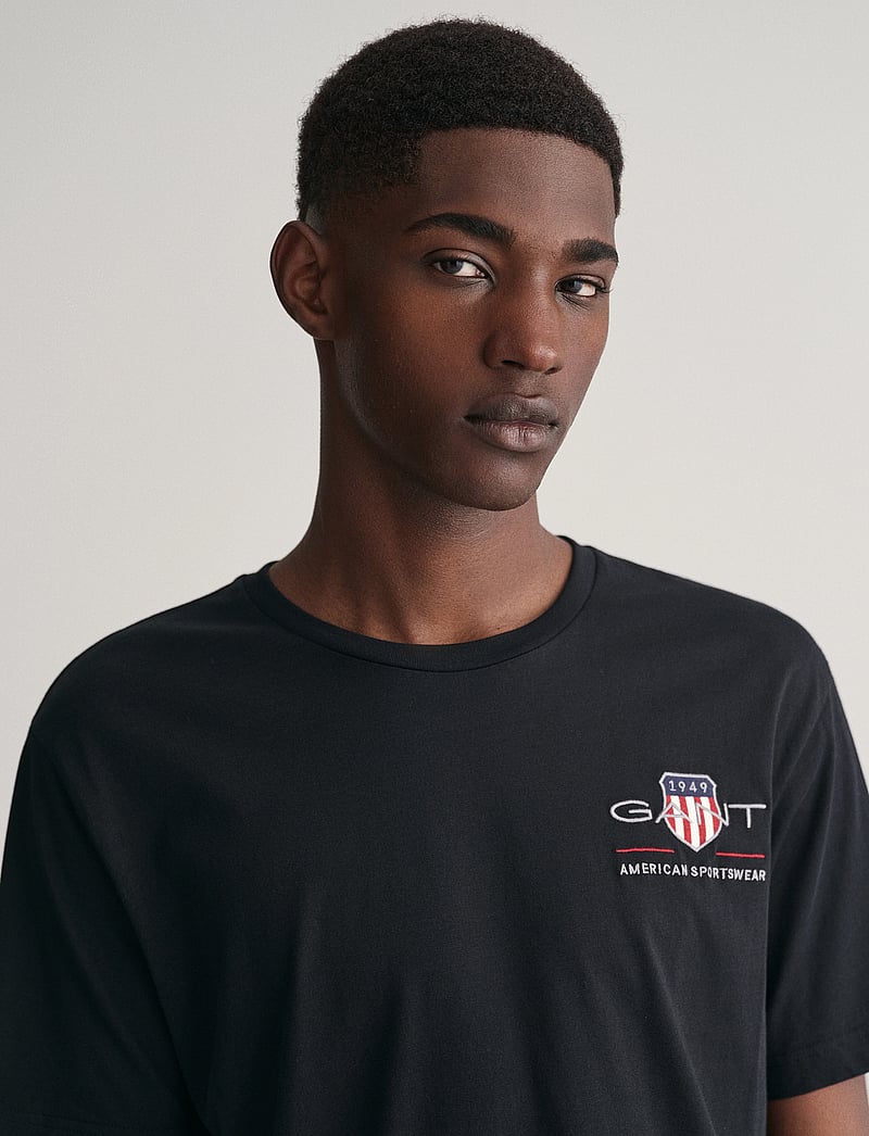 GANT - REG ARCHIVE SHIELD EMB SS T-SHIRT - kortärmade t-shirts - black - 4