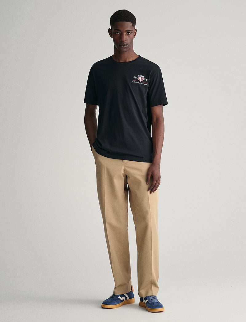 GANT - REG ARCHIVE SHIELD EMB SS T-SHIRT - kortärmade t-shirts - black - 5