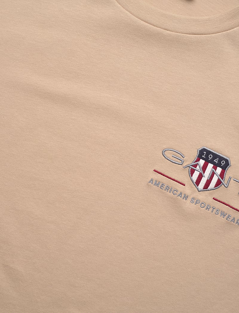 GANT - REG ARCHIVE SHIELD EMB SS T-SHIRT - kortärmade t-shirts - dry sand - 2