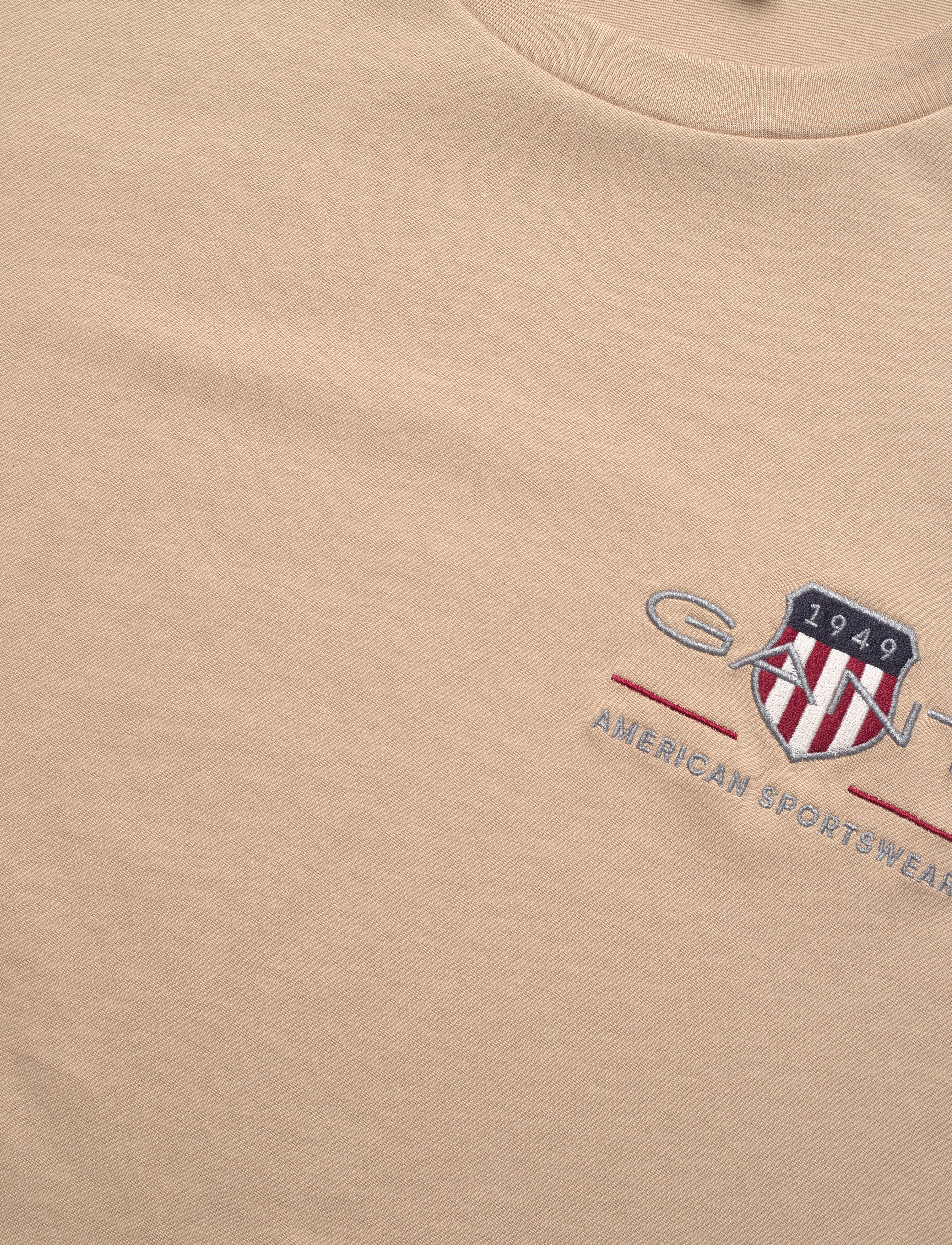 Gant - REG ARCHIVE SHIELD EMB SS T-SHIRT - kurzärmelig - dry sand - 2