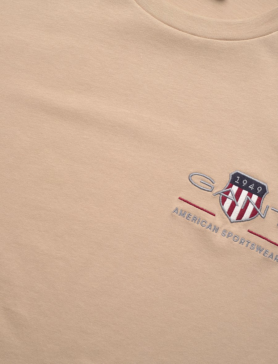 Gant - REG ARCHIVE SHIELD EMB SS T-SHIRT - kurzärmelig - dry sand - 2