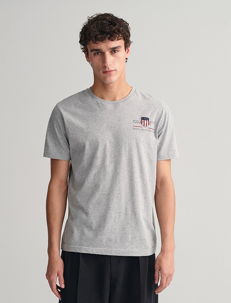 GANT - REG ARCHIVE SHIELD EMB SS T-SHIRT - kortärmade t-shirts - grey melange - 0