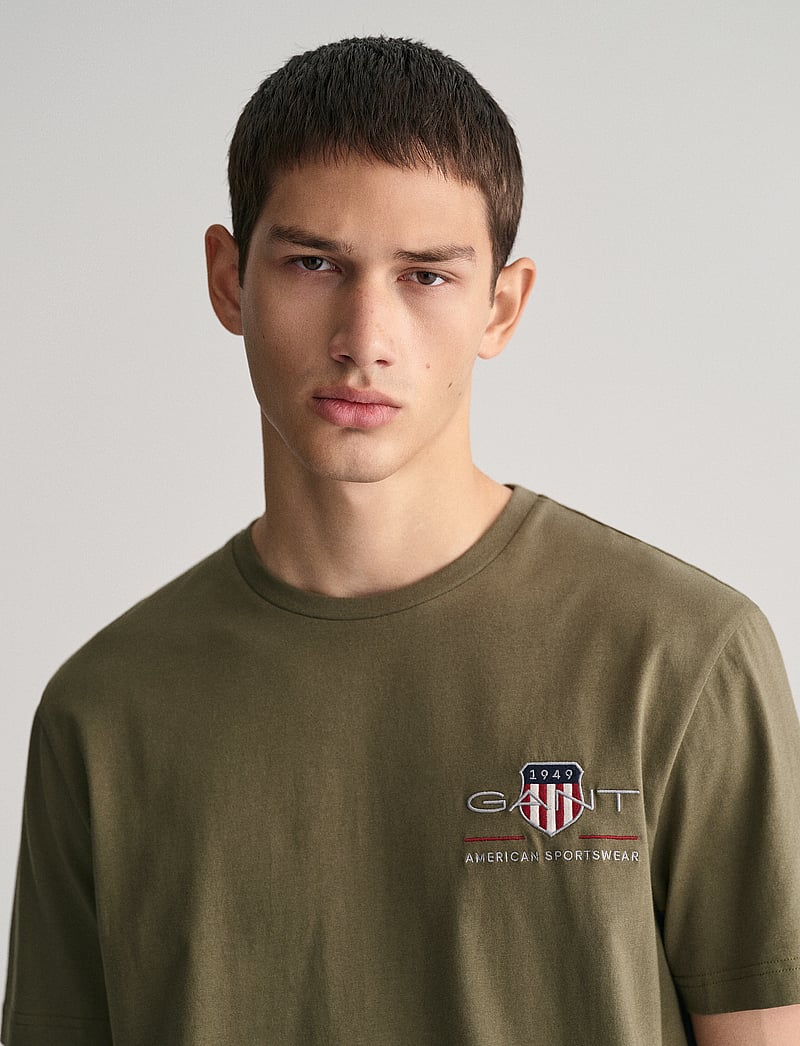 Gant - REG ARCHIVE SHIELD EMB SS T-SHIRT - t-krekli ar īsām piedurknēm - juniper green - 4