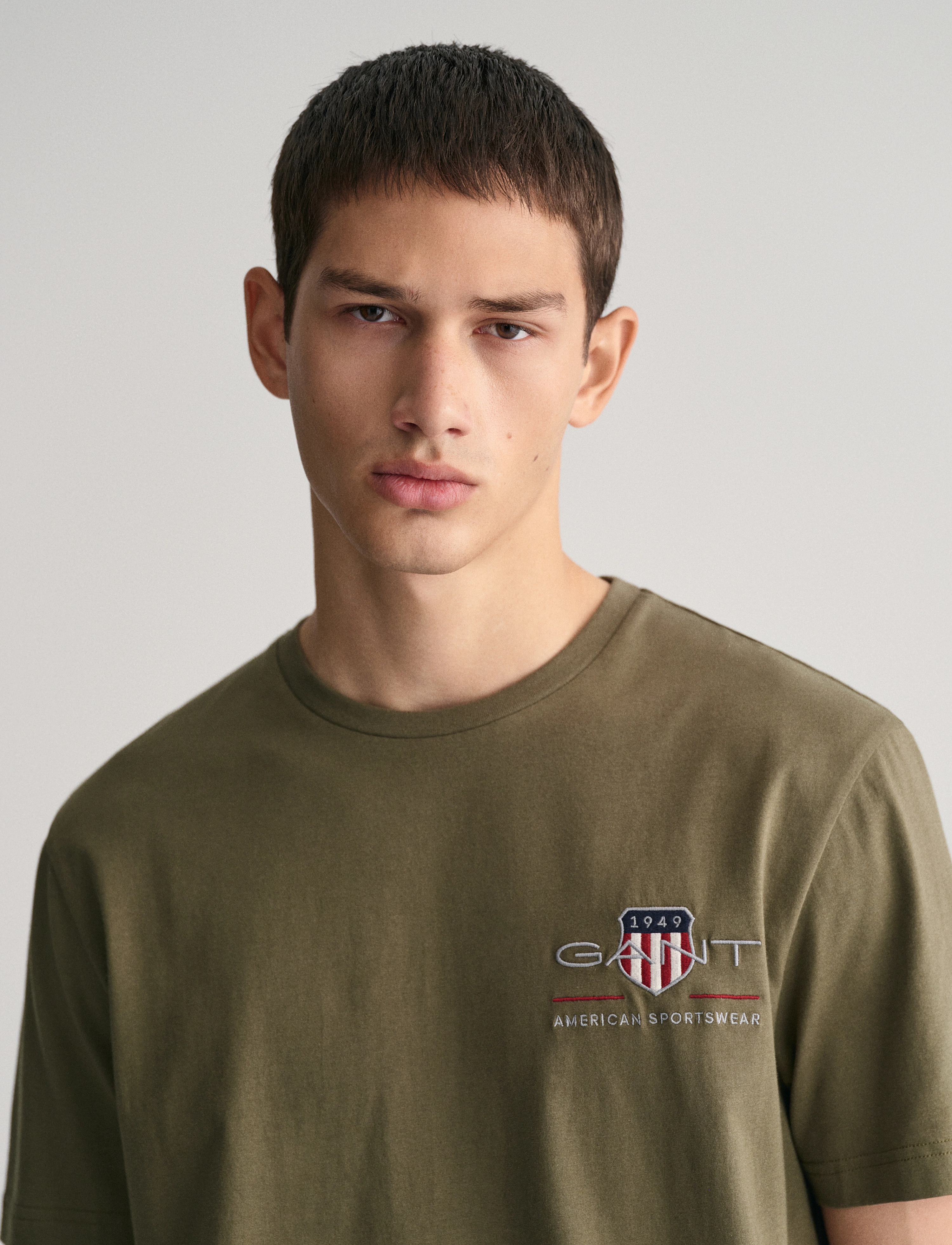 Gant - REG ARCHIVE SHIELD EMB SS T-SHIRT - kortärmade t-shirts - juniper green - 4