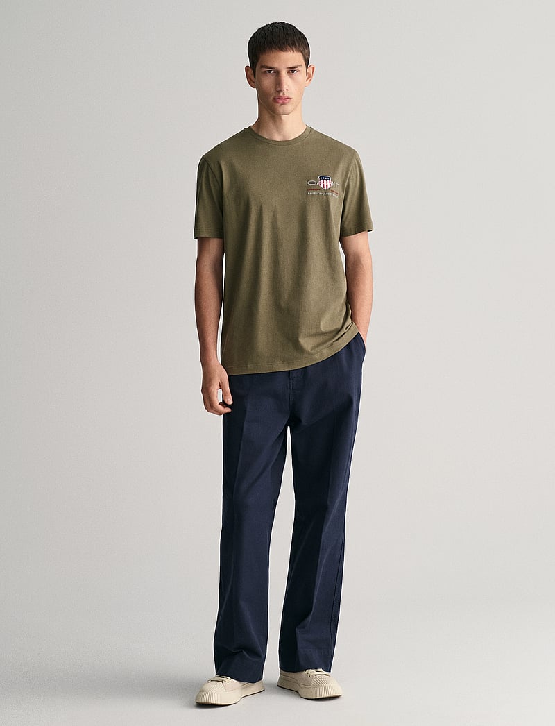 Gant - REG ARCHIVE SHIELD EMB SS T-SHIRT - t-krekli ar īsām piedurknēm - juniper green - 5