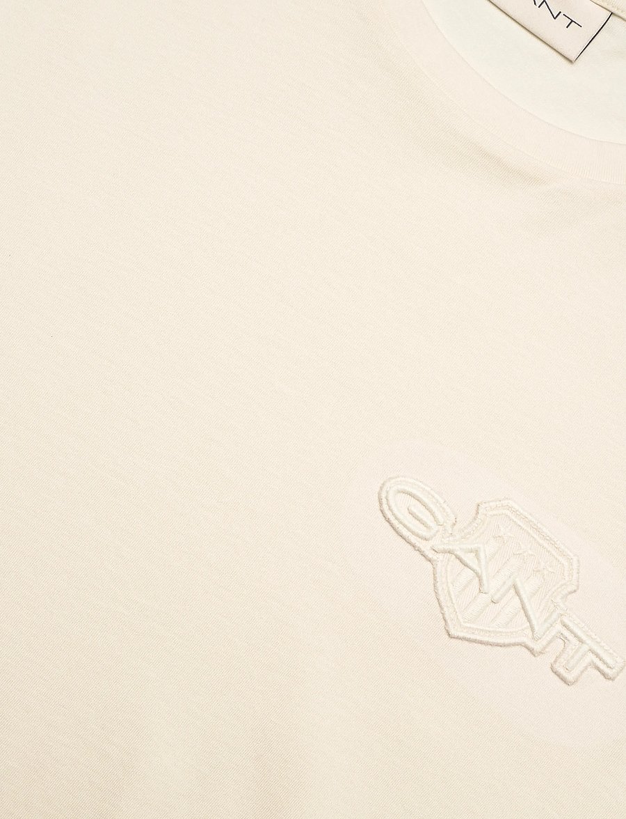 Gant - REG TONAL SHIELD SS T-SHIRT - kurzärmelige t-shirts - cream - 2