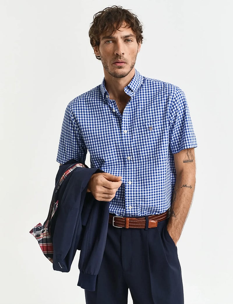 GANT - REG POPLIN GINGHAM SS SHIRT - ternede skjorter - college blue - 0