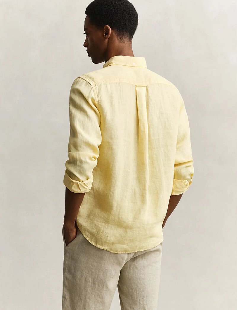 GANT - REG GMNT DYED LINEN SHIRT - hørskjorter - dusty light yellow - 2
