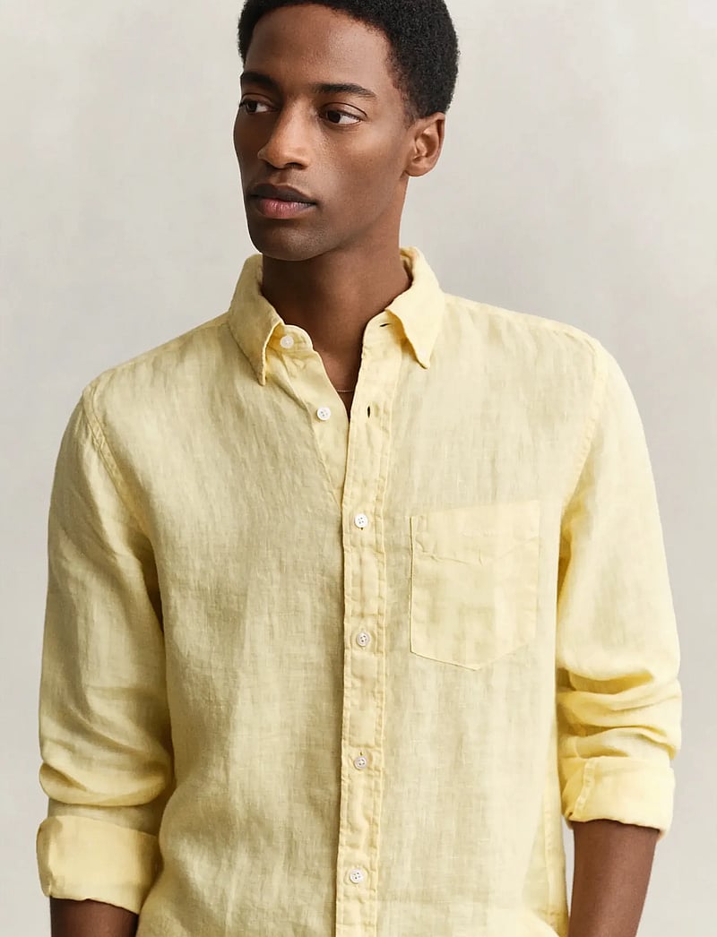 GANT - REG GMNT DYED LINEN SHIRT - hørskjorter - dusty light yellow - 3