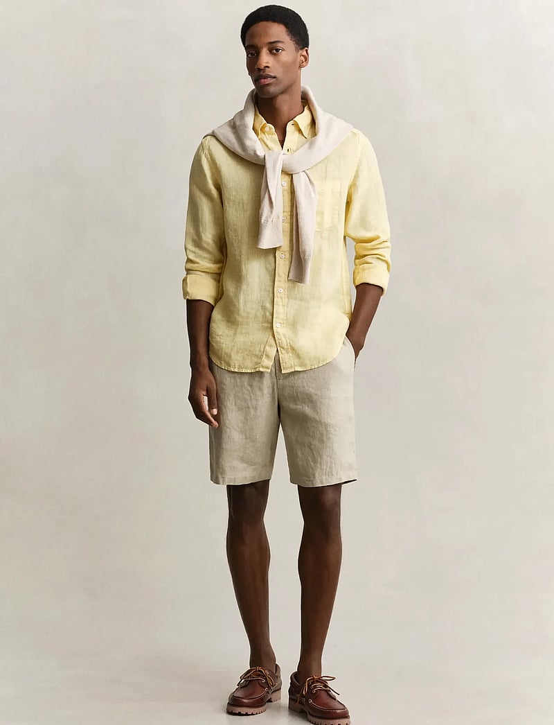 GANT - REG GMNT DYED LINEN SHIRT - hørskjorter - dusty light yellow - 4