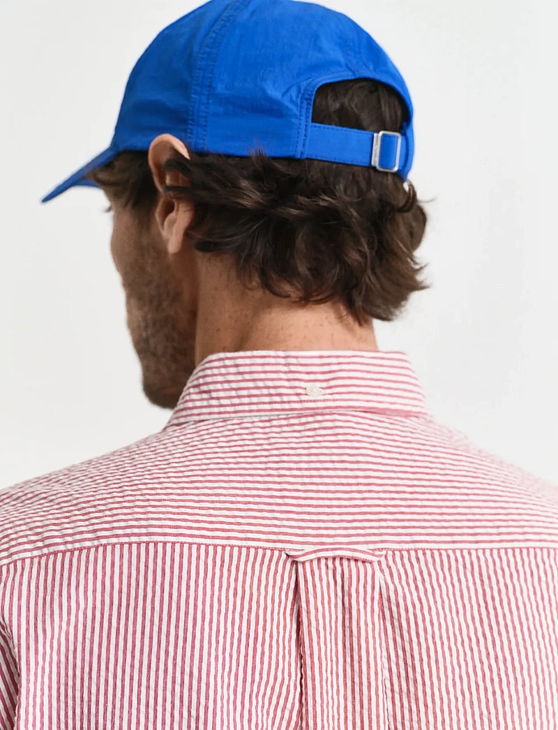 GANT - REG SEERSUCKER STRIPE SHIRT - stribede skjorter - ruby red - 4