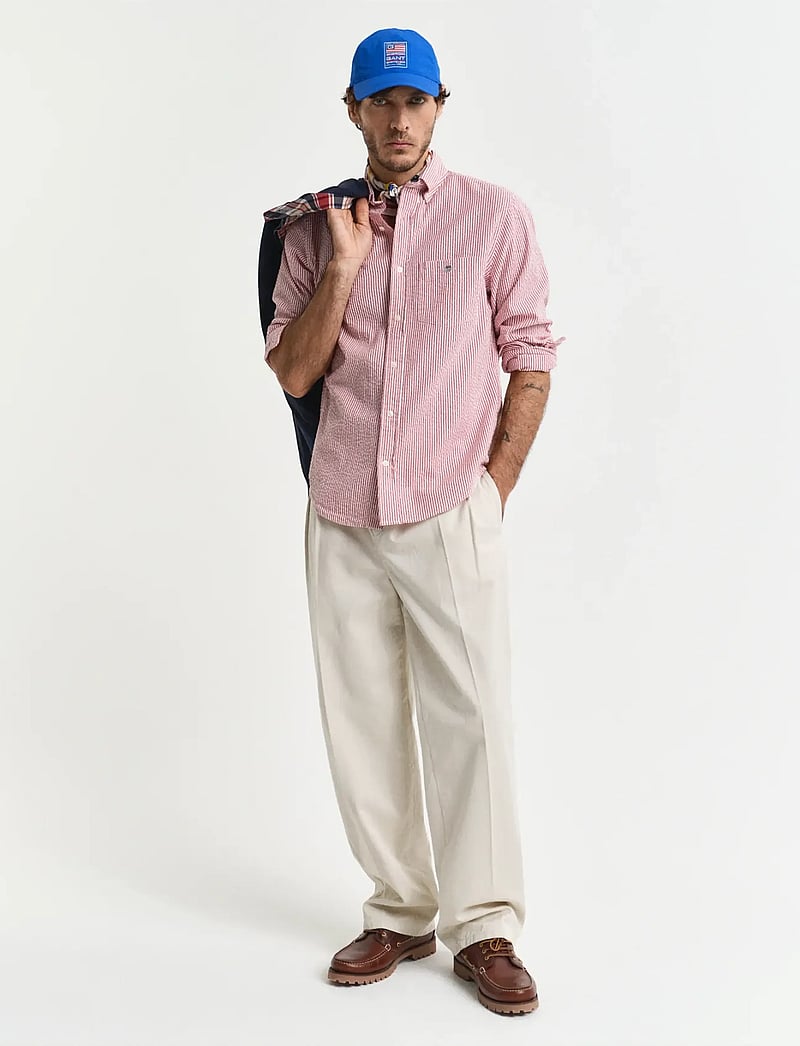 GANT - REG SEERSUCKER STRIPE SHIRT - stribede skjorter - ruby red - 5