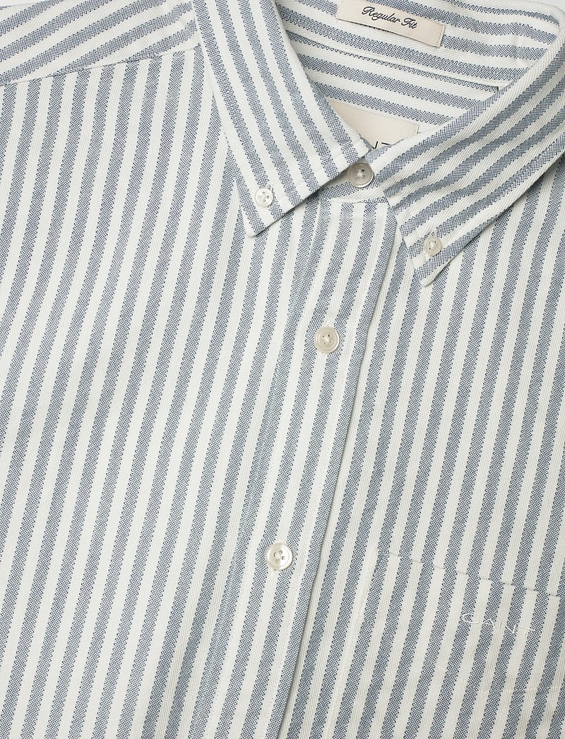 GANT - REG TEXTURE STRIPE SHIRT - stribede skjorter - vintage blue - 3