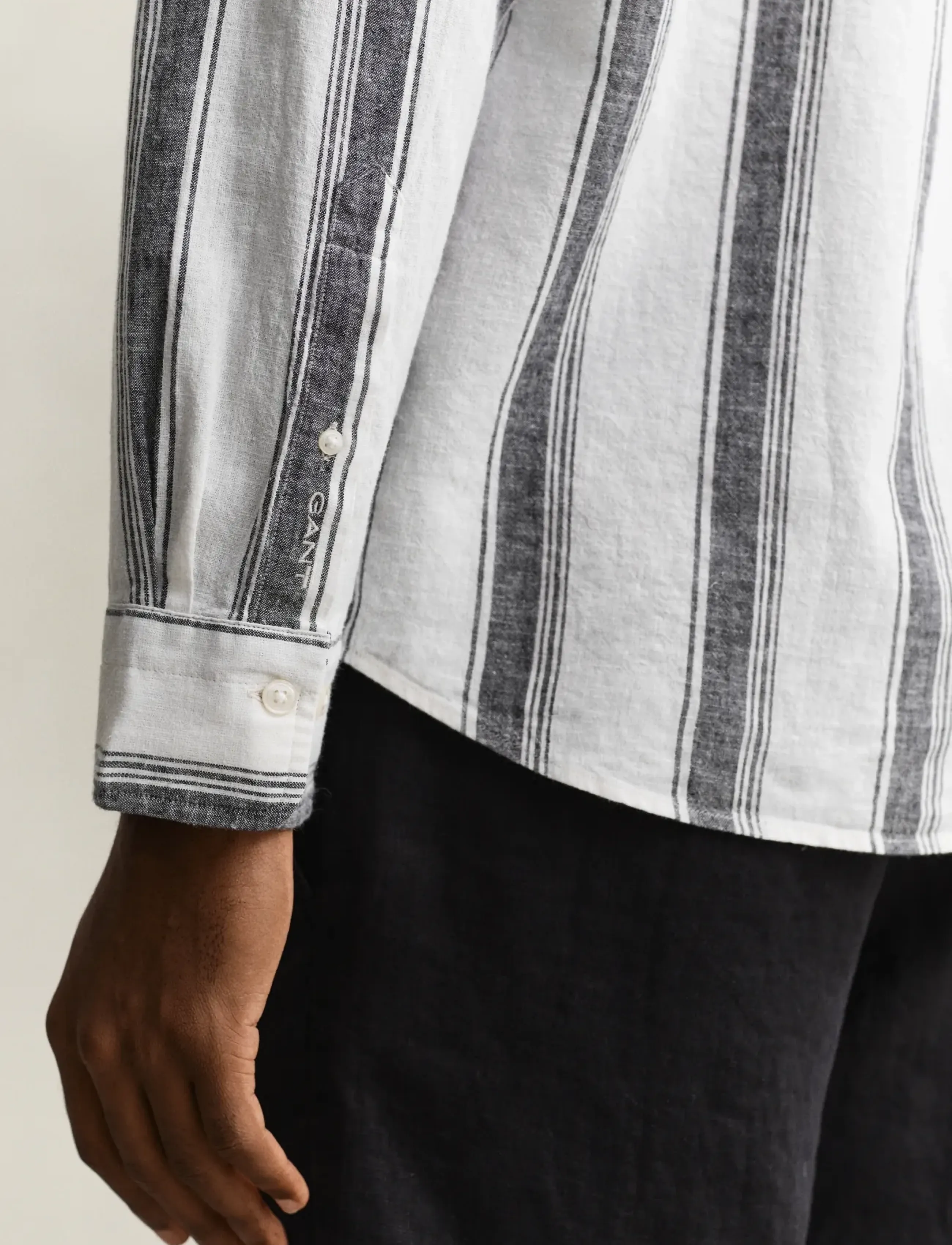 Gant - REG COTTON LINEN STRIPE SHIRT - triibulised särgid - black - 3