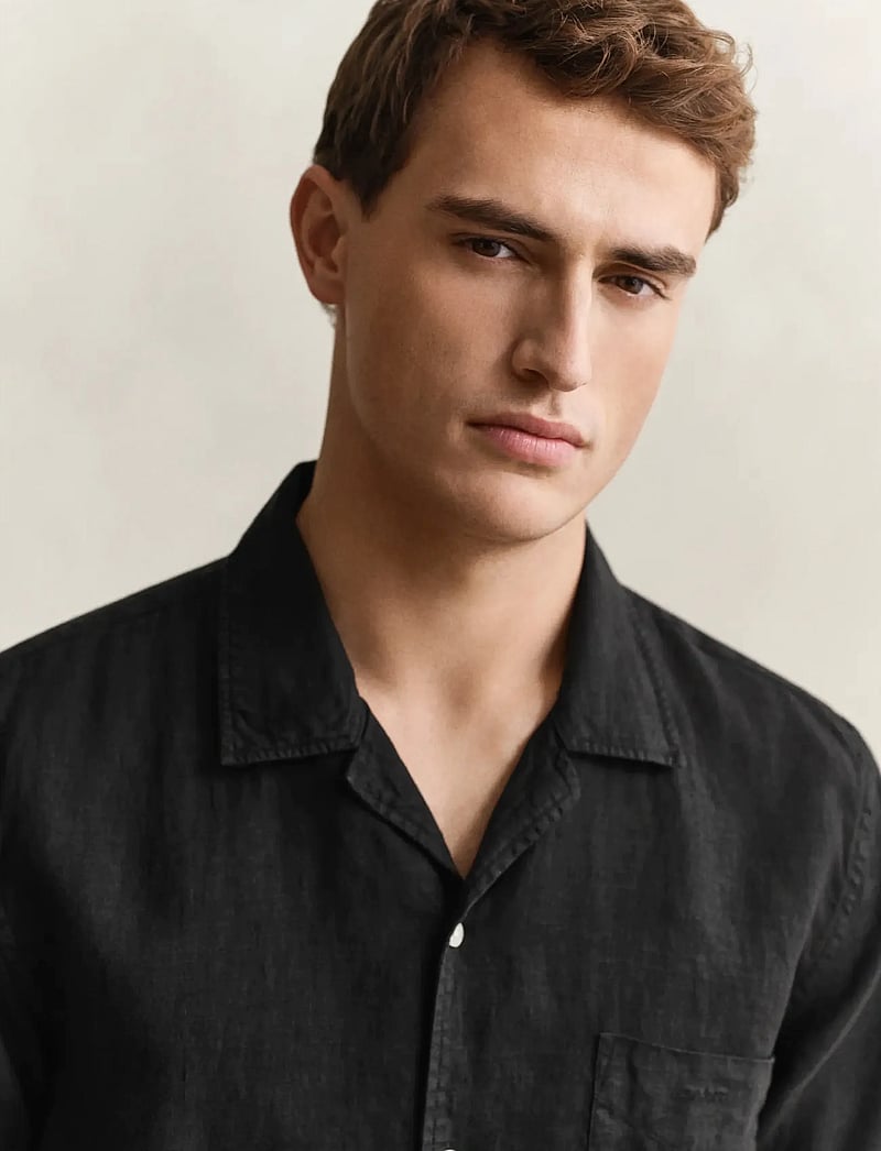 GANT - REG GMNT DYED LINEN SS CAMP SHIRT - kurzarmhemden - black - 3