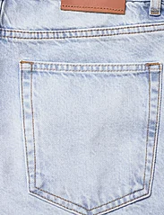 GANT - REG MID LENGTH DENIM SHORTS - denim shorts - light blue broken in - 4