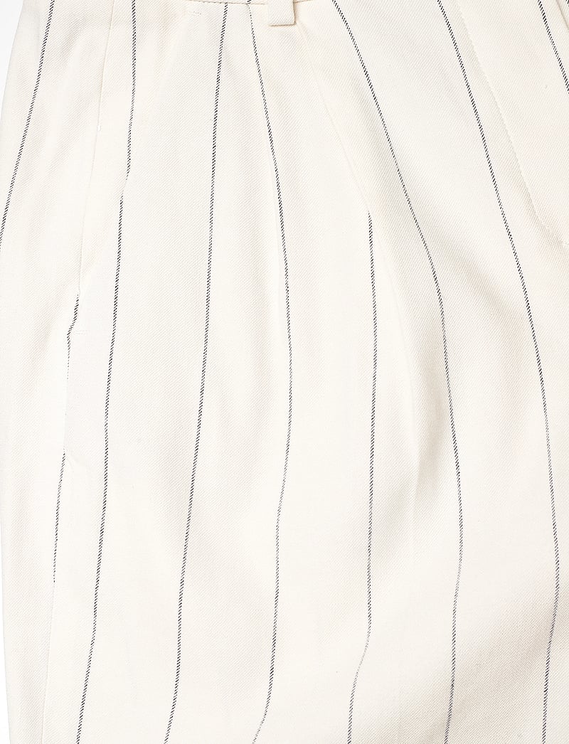 GANT - PINSTRIPE LINEN SHORTS - hørshorts - eggshell - 2