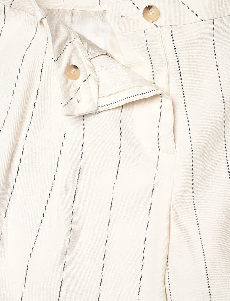 GANT - PINSTRIPE LINEN SHORTS - hørshorts - eggshell - 3