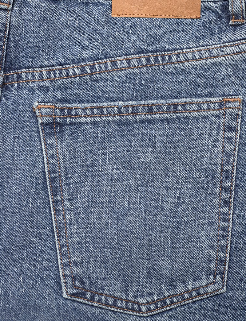 GANT - D2. HW RELAXED STRAIGHT RIP JEANS - hosen mit weitem bein - mid blue vintage - 4