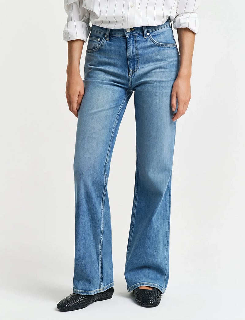 GANT - SLIM FLARE JEANS - bootcut jeans - semi light blue broken in - 0