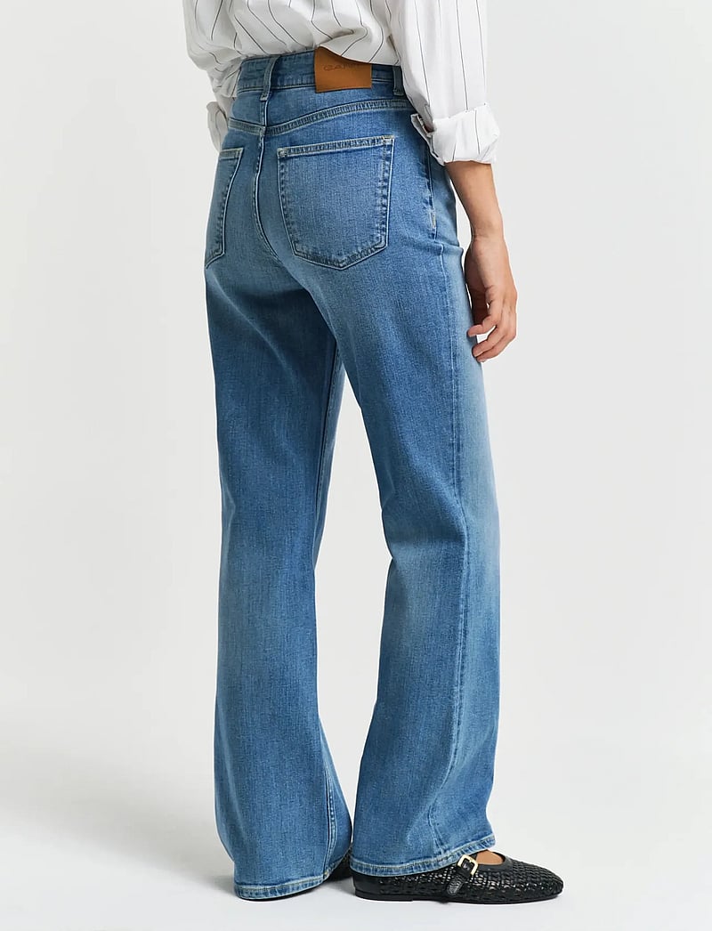 GANT - SLIM FLARE JEANS - bootcut jeans - semi light blue broken in - 3