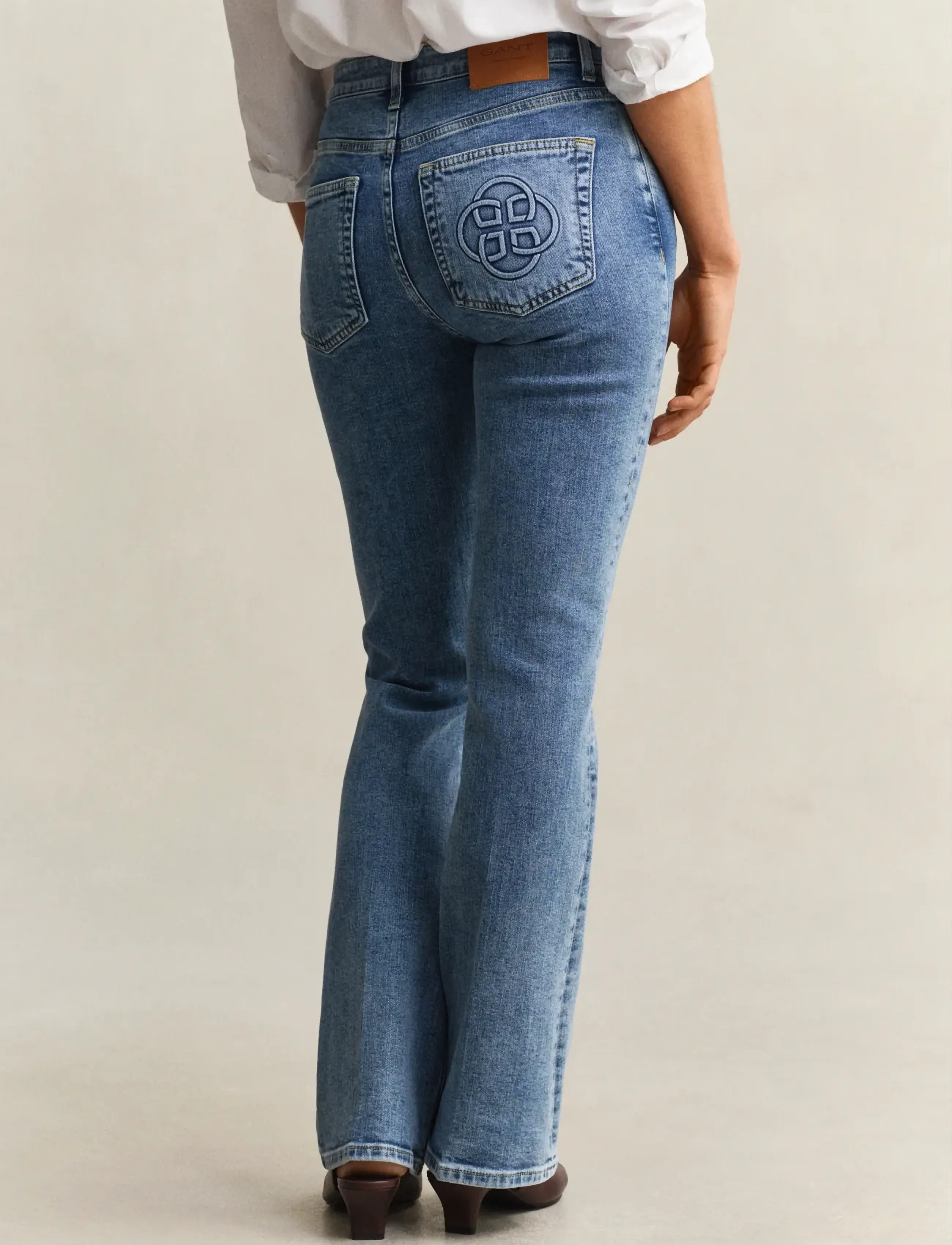 Gant - SLIM FLARE MONOGRAM JEANS - schlaghosen - semi light blue worn in - 2