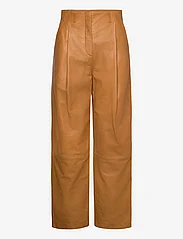 GANT - D1. PLEATED LEATHER PANTS - festkläder till outletpriser - cognac - 0