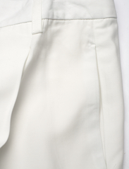 GANT - RELAXED PLEATED PANTS - tiesaus kirpimo kelnės - white - 2