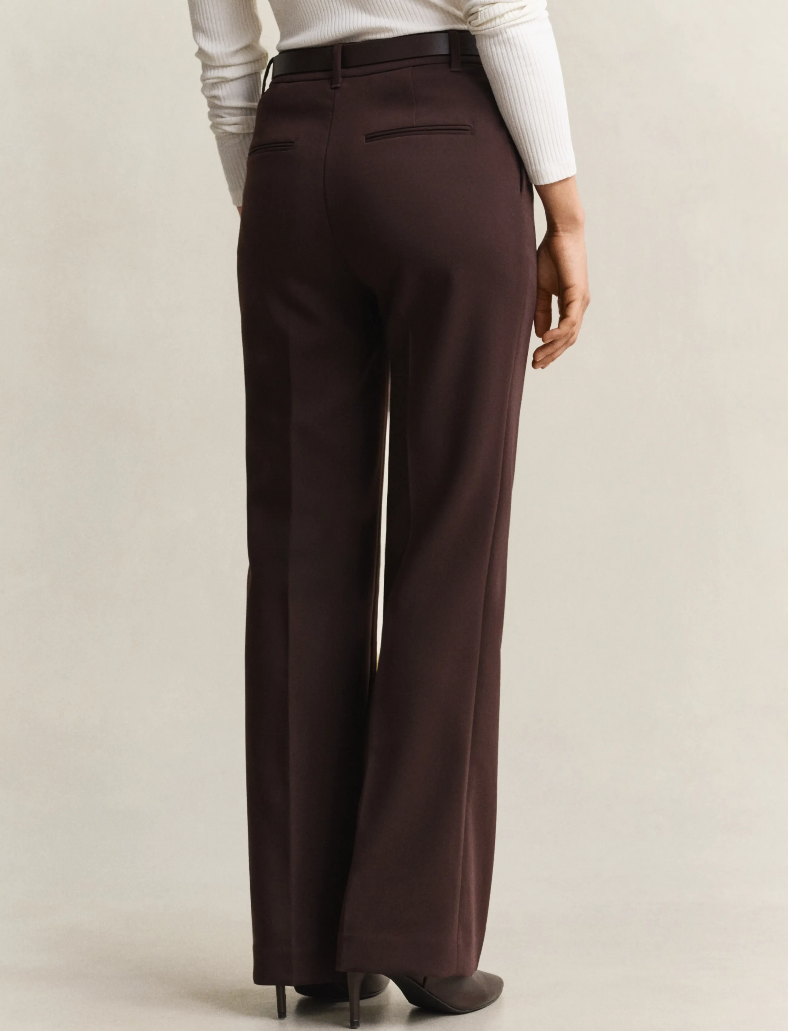 Gant - Slim Flared Slacks - utsvängda byxor - deep brown - 2