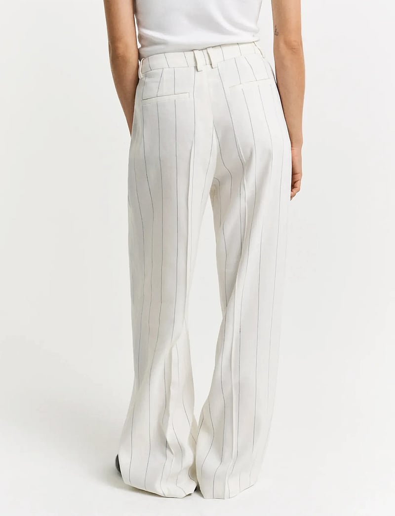 Gant - TAILORED PLEATED LINEN BLEND PANTS - linnen broeken - eggshell - 3