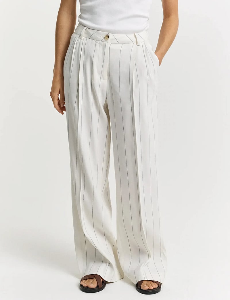 Gant - TAILORED PLEATED LINEN BLEND PANTS - linnen broeken - eggshell - 4