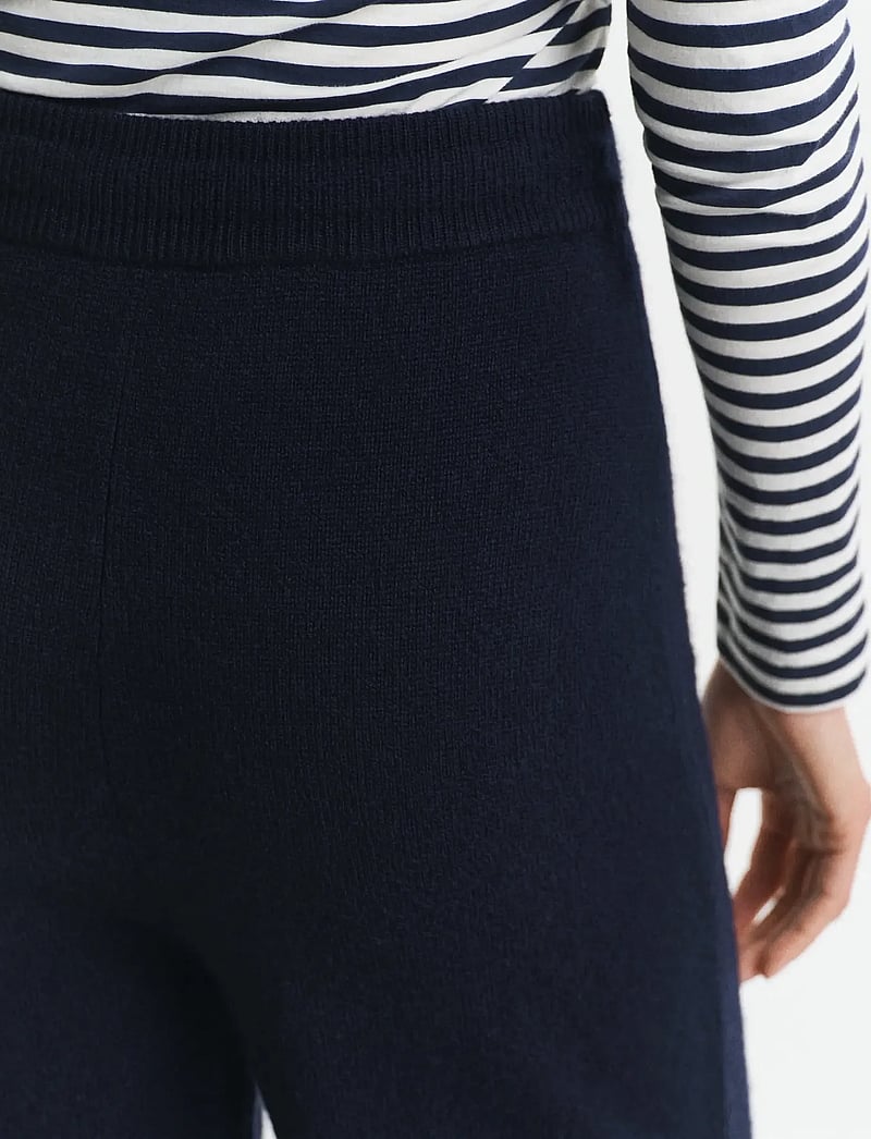 GANT - WOOL KNITTED PANTS - hosen mit weitem bein - evening blue - 2