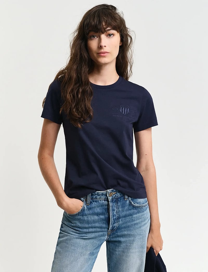 GANT - REG TONAL SHIELD SS T-SHIRT - t-shirts - evening blue - 0