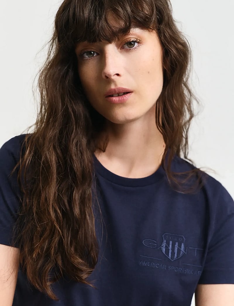 GANT - REG TONAL SHIELD SS T-SHIRT - t-shirts - evening blue - 4